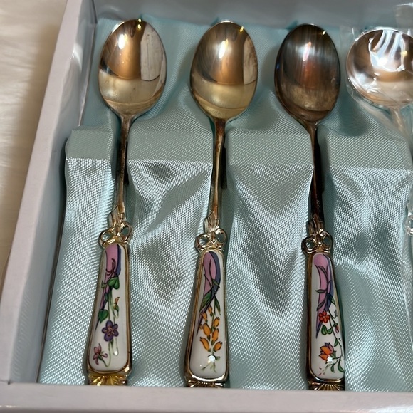 Grosvenor International Collection Silver Floral Spoon Collection - Picture 2 of 11